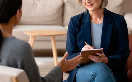 Врач сидит вместе с пациентом